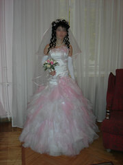 Белоснежное с нежно-розовым свадебное платье