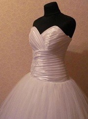 Шикарное свадебное платье белого цвета