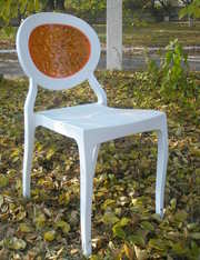 Белый пластиковый стул с оранжевой спинкой