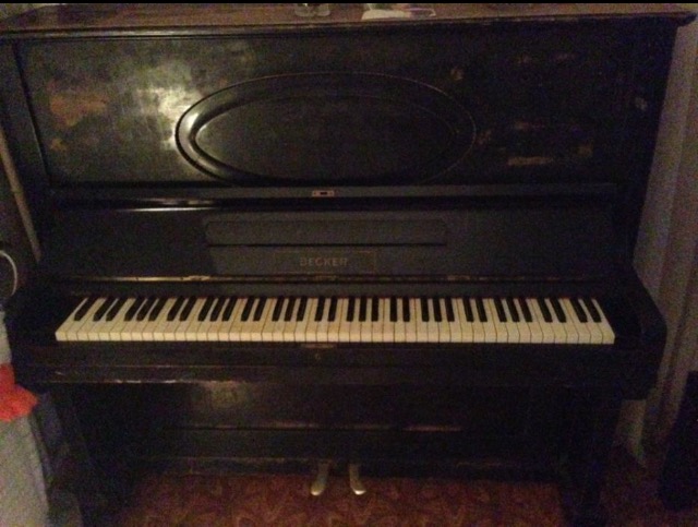 Чёрное старинное пианино Becker